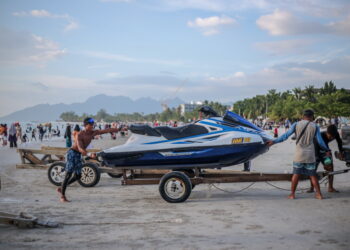PANTAI Cenang yang menawarkan pelbagai aktiviti air antara lokasi yang terus menjadi tumpuan pelancong setiap kali bercuti di Langkawi. - GAMBAR HIASAN/UTUSAN/SHAHIR NOORDIN