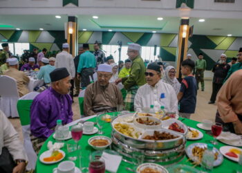 TUAN Ibrahim Tuan Man (kiri) ketika menghadiri Majlis Rumah Terbuka Aidilfitri Pas di Kompleks Pas Kedah, Alor Setar. -UTUSAN/SHAHIR NOORDIN