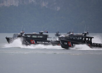 PASUKAN Maritim Malaysia melakukan latihan sebelum membuat persembahan pada LIMA23 di Resort World Langkawi, Tanjung Malai di Langkawi. - UTUSAN/SHAHIR NOORDIN