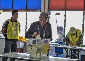 DR. Mahathir Mohamad mengundi di SK Titi Gajah bagi Parlimen Kuala Kedah di Alor Setar. -UTUSAN/SHAHIR NOORDIN