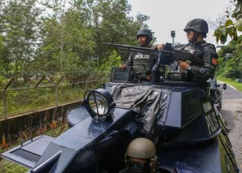 KENDERAAN berperisai digunakan dalam rondaan mempertingkat dan  memperketatkan kawalan di benteng sempadan negara di Padang Besar.