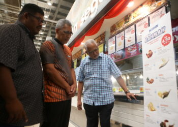 MAHFUZ Omar (kanan) ketika melakukan tinjauan pelaksanaan Menu Rahmah di Pasaraya Mydin Taman Saga, Alor Mengkudu di Alor Setar. -UTUSAN/SHAHIR NOORDIN