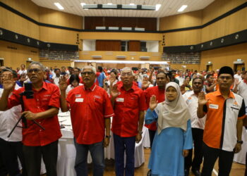 MAHFUZ Omar (depan, dua kiri) bersama Mahdzir Khalid melafazkan ikrar sempena Sidang Meja Bulat Majlis Pimpinan Perpaduan Negeri Kedah di Sungai Petani. -UTUSAN/SHAHIR NOORDIN