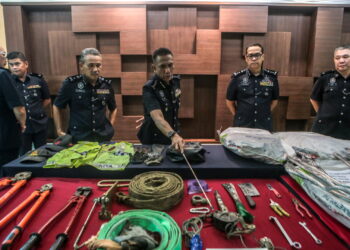 FISOL Salleh (tengah) menunjukkan peralatan yang digunakan oleh sindiket mencuri kabel pada sidang akhbar di IPK Kedah, Alor Setar. - UTUSAN/ SHAHIR NOORDIN