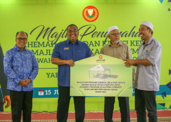 MUHAMMAD Sanusi Md. Nor menyampaikan sumbangan kepada wakil Majlis Ketua Kampung pada Majlis Penyerahan Khemah, Meja dan Kerusi di bawah Program Sejahtera Komuniti tahun 2023 di Wisma Darul Aman, Alor Setar. - UTUSAN/ SHAHIR NOORDIN