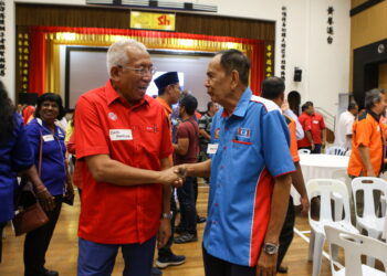 MAHDZIR Khalid (kiri) bersalaman dengan seorang pimpinan PKR yang menghadiri Sidang Meja Bulat Majlis Pimpinan Perpaduan Negeri Kedah di Sungai Petani. -UTUSAN/SHAHIR NOORDIN