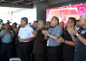 DR. Mahathir Mohamad bersama-sama Mohamad Hasan (kiri) dan Anthony Loke ketika Majlis Penutupan LIMA ‘23 di MIEC, Padang Matsirat di Langkawi. -UTUSAN/ SHAHIR NOORDIN