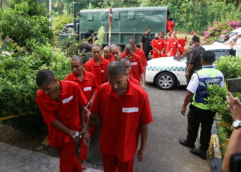 SEBAHAGIAN warga asing yang didakwa menceroboh Hutan Simpan Bukit Enggang, Sik dibawa ke Mahkamah Sesyen Baling. -UTUSAN/SHAHIR NOORDIN