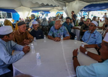 MAHDZIR Khalid (tengah) bersama penduduk kampung yang menghadiri majlis kesyukuran meraikan Anugerah Balai Polis Luar Bandar Terbaik di Malaysia dimenangi Balai Polis Kampung Tanjung di Pedu, Padang Terap. -UTUSAN/SHAHIR NOORDIN