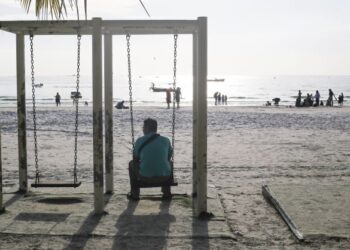 PENGUNJUNG yang tidak terlalu padat di Pantai Chenang berbanding cuti-cuti sebelum ini disebabkan faktor pengangkutan feri yang terhad di Pulau Langkawi. – UTUSAN/SHAHIR NOORDIN
