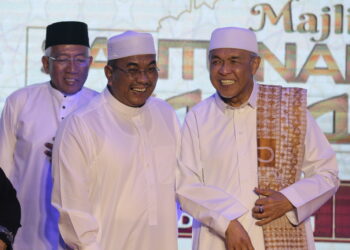 AHMAD Zahid Hamidi beramah mesra bersama Muhammad Sanusi Md. Nor ketika hadir ke Majlis Santunan Kasih Ramadan KKDW di Masjid Al-A'la, Pekan Jitra di Kubang Pasu. - UTUSAN/ SHAHIR NOORDIN