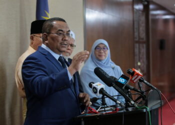 MUHAMMAD Sanusi Md. Nor ketika sidang akhbar selepas mempengerusikan Mesyuarat Mingguan Exco di Wisma Darul Aman, Alor Setar. -UTUSAN/SHAHIR NOORDIN