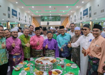 HAMZAH Zainuddin (empat kanan) bersama pimpinan PN termasuk Datuk Seri Tuan Ibrahim Tuan Man dan Datuk Seri Muhammad Sanusi Md. Nor ketika menghadiri Majlis Rumah Terbuka Pas Pusat di Kompleks Pas Kedah, Alor Setar. -UTUSAN/SHAHIR NOORDIN