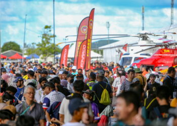 ORANG ramai membanjiri ruangan pameran statik sempena LIMA '23 di MIEC, Padang Matsirat di Langkawi. -UTUSAN/SHAHIR NOORDIN