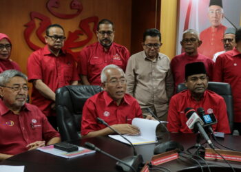 MAHDZIR Khalid (duduk, tengah) pada sidang akhbar selepas mempengerusikan Mesyuarat Badan Perhubungan UMNO Kedah di Bangunan Tunku, Alor Setar. -UTUSAN/SHAHIR NOORDIN