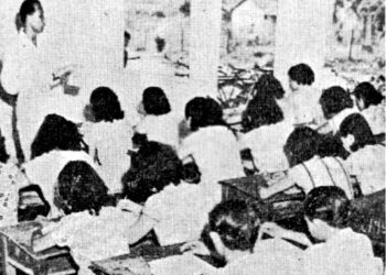 KEADAAN salah sebuah kelas bahasa Melayu untuk masyarakat Cina yang dianjurkan oleh MCA di Kampung Baru Serdang antara 1950-an dan 1960-an.