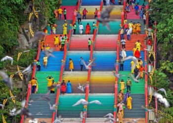 PERAYAAN Thaipusam disambut penuh meriah oleh penganut Hindu pada setiap tahun di negara ini khususnya di Batu Caves, Selangor. – UTUSAN/FARIZ RUSADIO