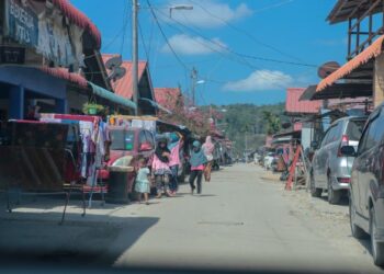 PENDUDUK di penempatan haram Bukit Malut, Langkawi tidak sabar untuk tinggal ke penempatan baharu yang tersusun di perkampungan itu. - UTUSAN/SHAHIR NOORDIN