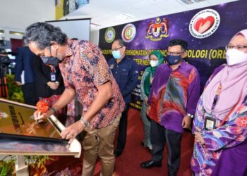 KHAIRY Jamaluddin merasmikan Perkhidmatan Otorinolaringologi ORL dan Sleep Lab di Hospital Rembau, di Rembau hari ini.-UTUSAN/MOHD. SHAHJEHAN MAAMIN.