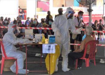 SEORANG peniaga Pasar Besar Seremban menjalani ujian saringan RTK di pasar tersebut hari ini selepas berlaku pengesanan jangkitan Covid-19 di pasar berkenaan baru-baru ini.-UTUSAN/BADRUL HAFIZAN MAT ISA.