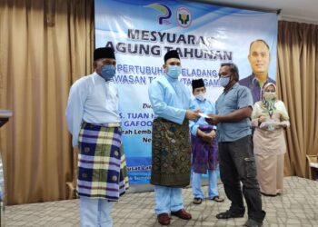 HYDER Jaleel Gafoor (dua, kiri) menyerahkan wakalah zakat kepada ahli Tanggamas pada Majlis Perasmian Mesyuarat Agung Tahunan Tanggamas di Pusat Latihan Polis Bantuan FGV, Felda Bukit Rokan, Tampin hari ini.-UTUSAN/NOR AINNA HAMZAH