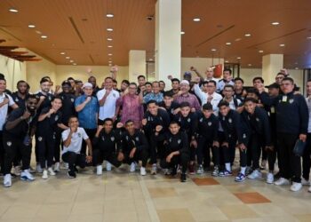 DR. Ahmad Samsuri Mokhtar (tiga kanan) memberi kata semangat kepada pemain TFC sebelum berlepas ke Stadium Nasional Bukit Jalil di Lapangan Terbang Sultan Mahmud, Kuala Terengganu, hari ini. - UTUSAN/PUQTRA HAIRRY ROSLI