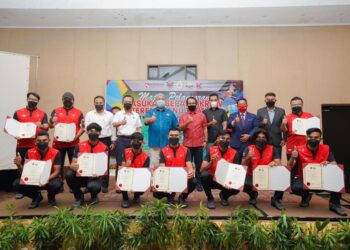 Barisan Terengganu Turtles yang akan membawa cabaran dalam Divisyen 1 STL 2021/2022 diperkenalkan di Kuala Terengganu, semalam. – utusan/TENGKU DANISH BAHRI TENGKU YUSOFF