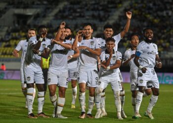 PEMAIN Terengganu FC, Adisak Kraisorn (tengah) meraikan jaringannya bersama rakan sepasukan ketika menentang Kelantan FC dalam saingan Liga Super di Stadium Sultan Mizan Zainal Abidin, Gong Badak di sini, malam tadi. -UTUSAN/PUQTRA HAIRRY