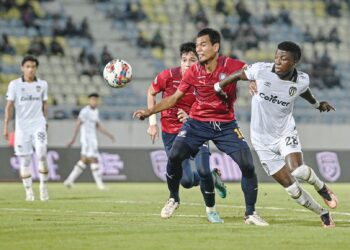PENYERANG Terengganu FC, Jordan Mintah (kanan) diasak pemain Melaka FC dalam aksi pusingan kedua Piala FA di Stadium Sultan Mizan Zainal Abidin. - MINGGUAN/PUQTRA HAIRRY