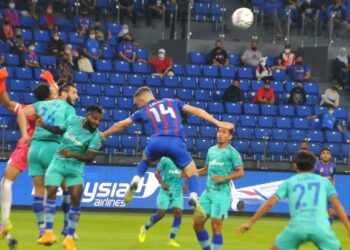 SHANE Lowry (tengah) menanduk bola sambil cuba dihadang pertahanan Terengganu FC ketika membantu JDT menang 2-1 dalam aksi Liga Super di Stadium Sultan Ibrahim, Iskandar Puteri malam tadi. - UTUSAN/RAJA JAAFAR ALI