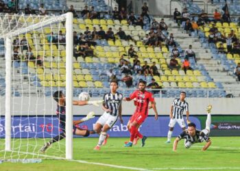 PENJAGA gol PJ City, Kalamullah Al-Hafiz Mat Rowi (kiri) menepis rembatan pemain Terengganu FC dalam aksi Liga Super di Stadium Sultan Mizan Zainal Abidin, Kuala Nerus kelmarin. – UTUSAN/PUQTRA HAIRRY