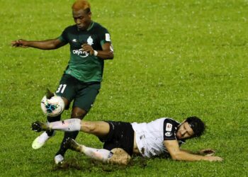 PERTAHANAN Terengganu FC, Argzim Redzovic (kanan) cuba menyekat penyerang Melaka United, Sony Norde di Stadium Hang Jebat, Paya Rumput semalam.   – MINGGUAN/RASUL AZLI SAMAD