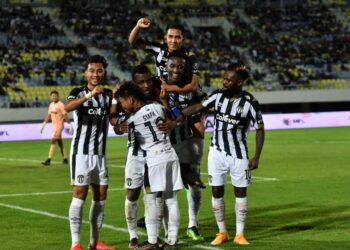 PEMAIN Terengganu FC meraikan jaringan ketika menentang Selangor  dalam aksi Liga Super Malaysia 2022 di Stadium Sultan Mizan Zainal Abidin malam ini. - UTUSAN/PUQTRA HAIRRY ROSLI