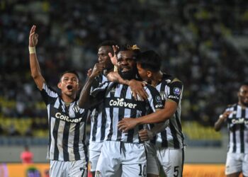 PEMAIN Terengganu FC, Habib Haroon Saeed (tengah) meraikan jaringan gol bersama rakan pasukan ketika bertemu Kuala Lumpur City dalam aksi Liga Super Malaysia di Kuala Terengganu, malam semalam.-UTUSAN/PUQTRA HAIRRY ROSLI