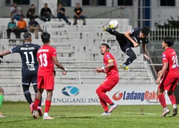 PEMAIN Terengganu FC II, Wan Mohamad Fazli Wan Ghazali (dua, kanan) cuba melakukan percubaan ke gawang PDRM FC dalam aksi Liga Perdana di Stadium Sultan Ismail Nasiruddin Shah malam ini. - UTUSAN/PUQTRA HAIRRY ROSLI
