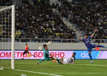 PENYERANG JDT, Bergson Da Silva (kanan) meledak gol ketika bertemu Terengganu FC dalam aksi Liga Super di Stadium Sultan Mizan Zainal Abidin, malam ini. - UTUSAN/PUQTRA HAIRRY ROSLI