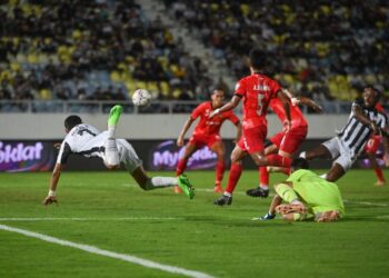 PEMAIN Terengganu FC, Kpah Sherman (kanan) menjaringkan gol pertama ketika bertemu Sarawak FC dalam saingan Liga Super 2022 di Stadium Sultan Mizan Zainal Abidin, malam ini. - UTUSAN/PUQTRA HAIRRY ROSLI