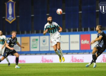 AKSI Liridon (tengah) ketika menentang kelab Liga Denmark, Odense Boldklub di Thailand, kelmarin. IHSAN TFC