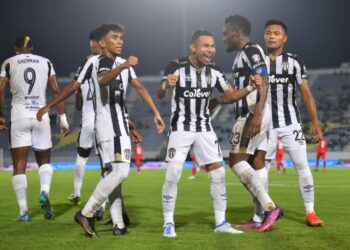 Pemain Terengganu, Faisal Halim meraikan gol kemenangan ketika menentang pasukan Negeri Sembilan pada saingan Piala FA di Stadium Sultan Mizan Zainal Abidin, Gong Badak malam ini.- UTUSAN/PUQTRA HAIRRY ROSLI