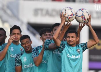 PEMAIN Terengganu FC menjalani latihan semalam dalam persiapan menghadapi Terengganu FC malam ini. - IHSAN TERENGGANU FC