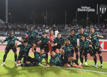PEMAIN-Pemain Terengganu FC meraikan kejayaan mara ke suku akhir Piala Malaysia.