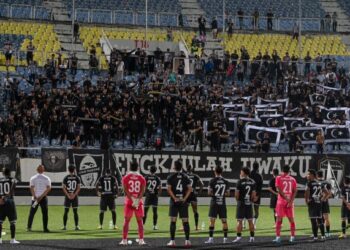 PEMAIN Terengganu memberi penghormatan kepada penyokong selepas mengalahkan Kedah pada Piala FA.