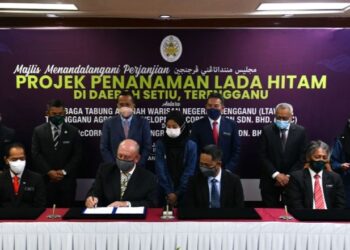 MENTERI Besar, Datuk Seri Dr. Ahmad Samsuri Mokhtar (belakang, tengah) di samping Azman Ibrahim (belakang, dua dari kiri) menyaksikan pemeteraian MoU dengan McCormick di Wisma Darul Iman di Kuala Terengganu, hari ini. - UTUSAN/PUQTRA HAIRRY ROSLI