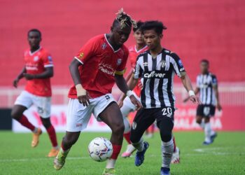 NJOKU Jacob (kiri) mengawal bola daripada dirampas oleh pemain Terengganu FC II pada aksi Liga Perdana di Stadium Sultan Muhammad IV, Kota Bharu, Kelantan sebentar tadi. - IHSAN KELANTAN UNITED