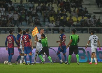 PENGADIL menenangkan pemain Terengganu, Ivan Mamut ketika bertemu JDT dalam aksi Liga Super di Stadium Sultan Mizan Zainal Abidin, Gong Badak kelmarin. - UTUSAN/PUQTRA HAIRRY