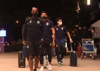 PASUKAN Terengganu tiba di Kota Kinabalu semalam dalam persiapan menghadapi Sabah pada aksi Liga Super esok. - IHSAN TERENGGANU FC