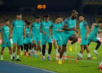 PEMAIN Terengganu FC menjalani latihan di Stadium Nasional Bukit Jalil semalam dalam persiapan menghadapi JDT pada final Piala FA malam ini. - UTUSAN/FARIZ RUSADIO