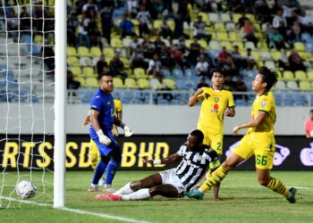 KPAH Sherman (tengah) meledak gol pembukaan Terengganu ketika menentang Kedah dalam perlawanan Liga Super di Stadium Sultan Mizan Zainal Abidin, Gong Badak semalam. - UTUSAN/PUQTRA HAIRRY ROSLI