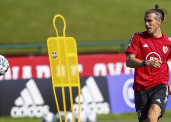 GARETH Bale menjalani latihan bersama skuad kebangsaan Wales di The Vale Resort, berdekatan Hensol semalam dalam persiapan menghadapi Liga Negara-Negara Eropah. - AFP