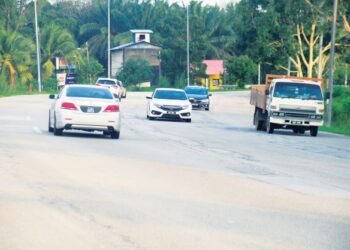 KEADAAN jalan raya di Kuantan, Pahang yang garisan putihnya hampir tidak kelihatan dan menjadi antara penyumbang kemalangan. 
– UTUSAN/SHAIKH AHMAD RAZIF